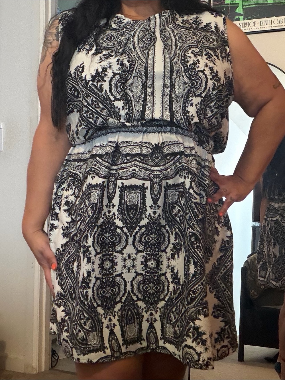Women’s Sleeveless Black & White Paisley Print Dress